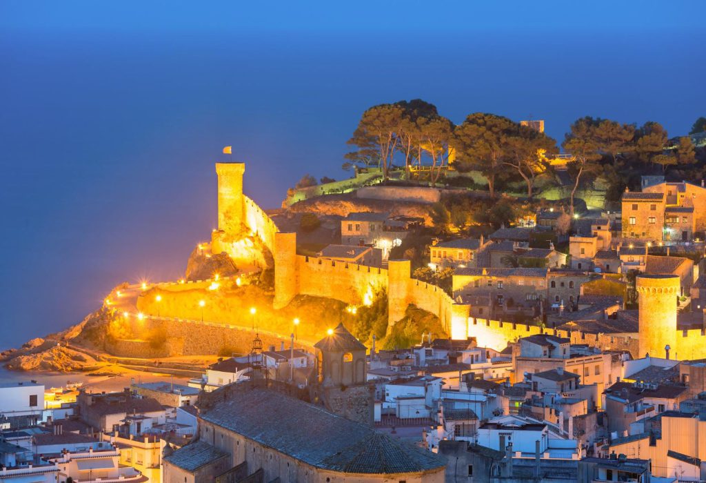 Hiszpania od dawna przyciąga uwagę inwestorów z całego świata, którzy szukają nieruchomości w atrakcyjnych cenach