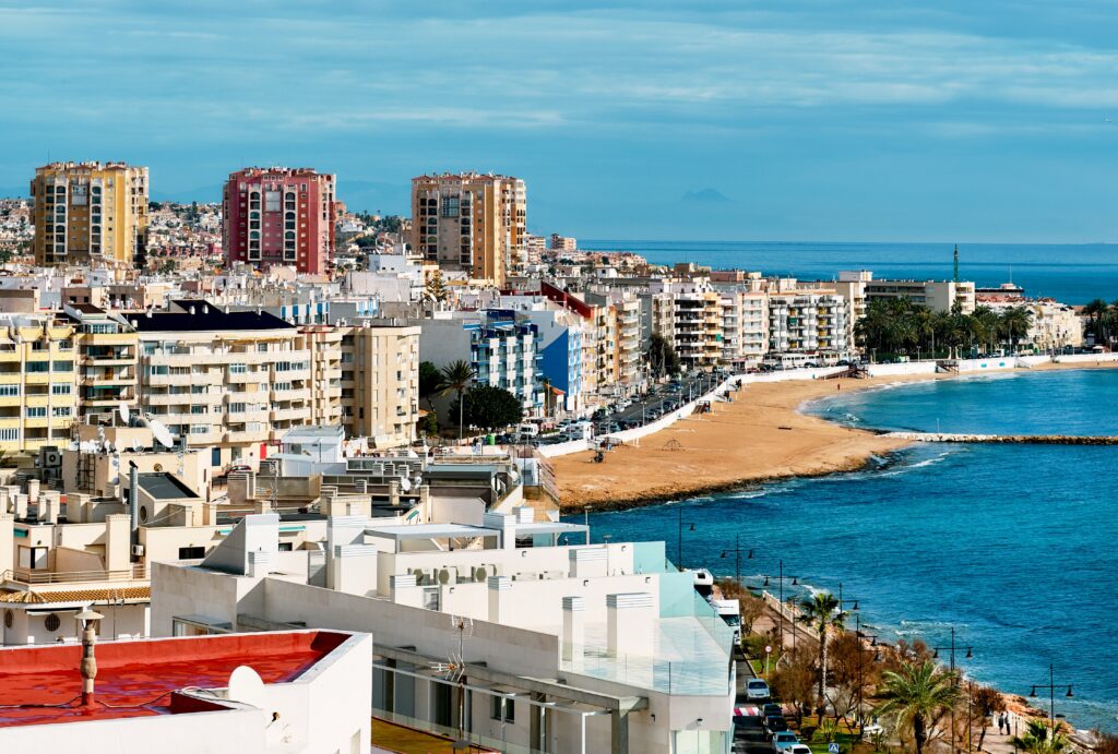 Alicante, położone na południowo-wschodnim wybrzeżu Hiszpanii, jest jednym z najbardziej pożądanych miejsc do życia i inwestowania w nieruchomości